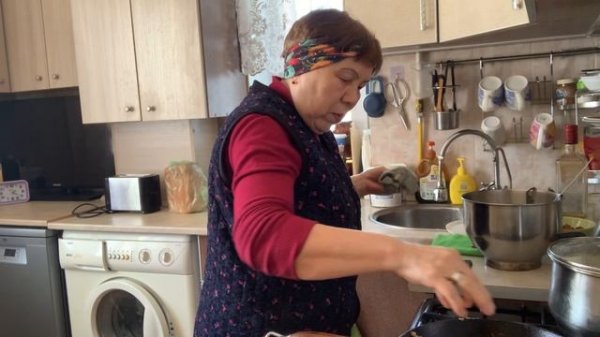 Отвечаю на комментарии. Блины или оладьи с начинкой. Блины не получились.