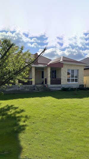 Просторный дом с большой террасой и садом