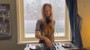 MRL Just a chill girl mix (groovy electro house)