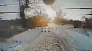 🔥Наш дрон догоняет украинского Козака и жгёт его прямо в центре Константиновки..mp4