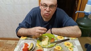 Мукбанг. Пюре, котлета из горбушы, огурчик, помидорчик и томатный сок. Чикатило.