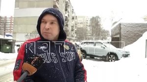 Коммунальщики взяли припаркованный автомобиль в ледяной плен в Советском районе.mp4