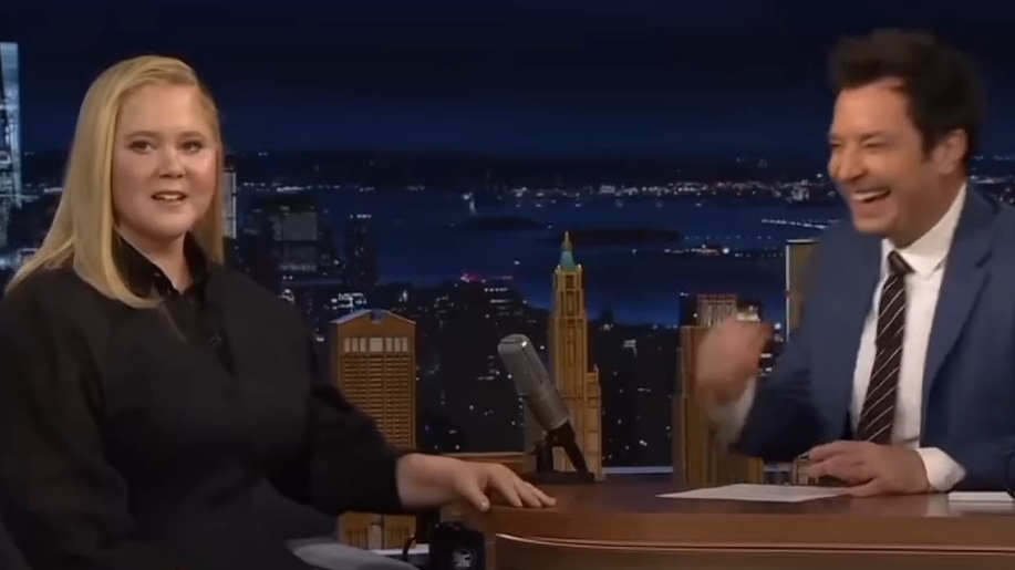 Эми Шумер рассказывает о звездном ужине с Беном Стиллером, Адамом Сэндлером и Дэйвом Шаппелем