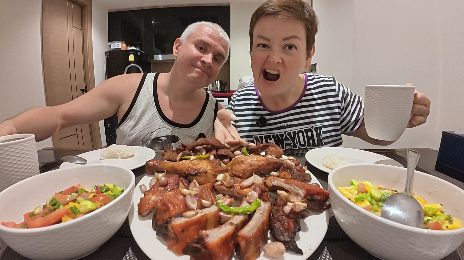 Мукбанг мясной ПИР, ОБЖОР без ДИЕТ! СОЖРАЛИ ГОРУ МЯСА! Рёбра, курица гриль на семейный ужин Таиланд смотреть онлайн