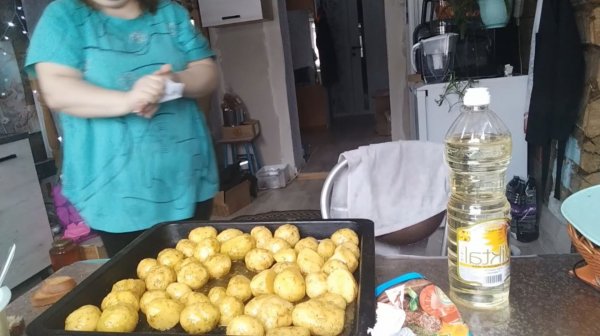 ПРОСТАЯ ЖИЗНЬ 45// ПОДГОТОВКА К СТОЛУ Ч 2//АНДРЕЙ ЖАРИТ ШАШЛЫКИ