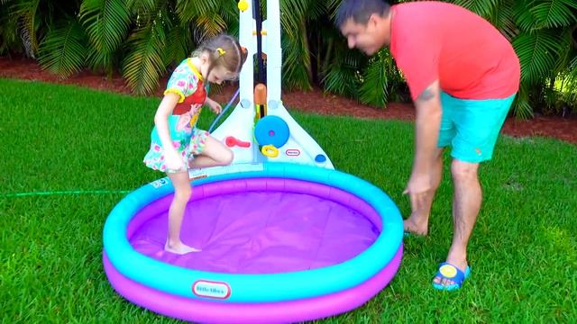 Настя и папа играют на улице смотреть онлайн