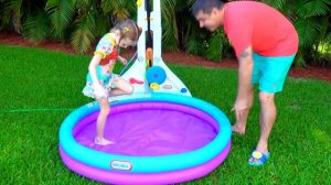 Настя и папа играют на улице