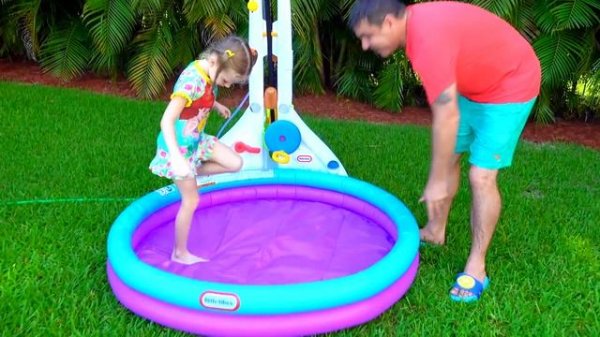 Настя и папа играют на улице