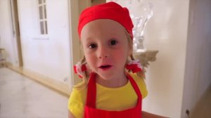 Настя и папа играют в магазин игрушек и отель