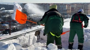 Крыши домов чистят от снега и наледи