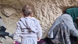 198ч.«Строительство костра в горах: неустанные усилия по созданию безопасного убежища»