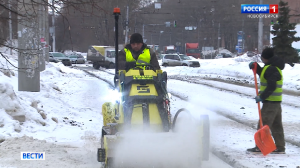 Новая компактная техника вышла на уборку льда на остановках Новосибирска