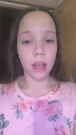 решила пока сестра не видит заглянуть в её  косметичку