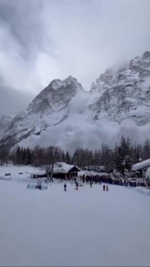 Лавина накрыла отдыхающих рядом с горнолыжным курортом Курмайер у подножья Монблана