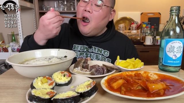 Рисовая лапша и суши под бутылку соджи Мукбанг смотреть онлайн