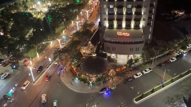 Я еду в другую страну, не зная языка. В тоже время, каждый вечер под моим окном… смотреть онлайн