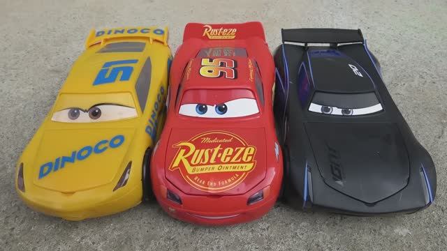 Собираем Молнию Маккуина и его друзей. Мультик для детей