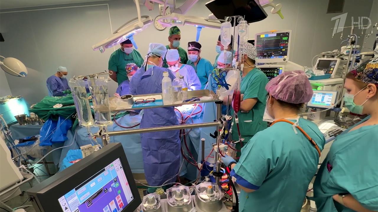 Сложнейшую операцию на сердце успешно провели онкохирурги Центра имени Блохина смотреть онлайн