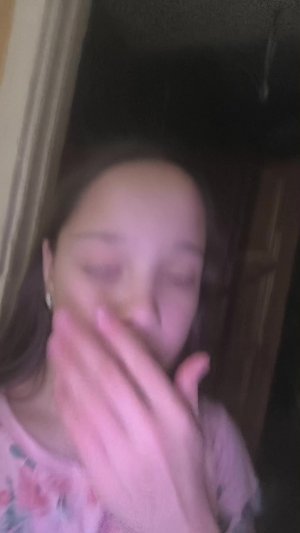 пока сестра не видит смотрю её комнату говорили в комментариях что она типа пикни и сейчас мы это ..