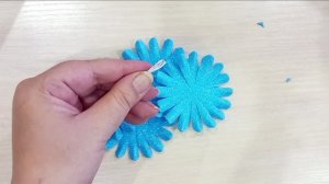 Этот цветок из глитерного фоамирана очень легко сделать самостоятельно