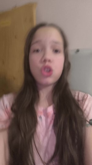 ищем страны вещи у сестры в комнате, пока её нет.