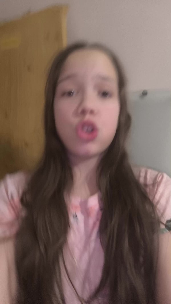 ищем страны вещи у сестры в комнате, пока её нет.