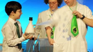 Научное шоу профессора Николя в актовом зале школы