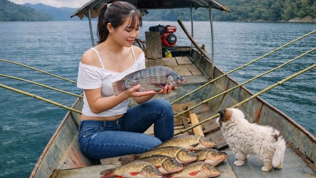Красивая девушка ловит рыбу в одиночестве на огромном озере. Удивительный улов карпа смотреть онлайн