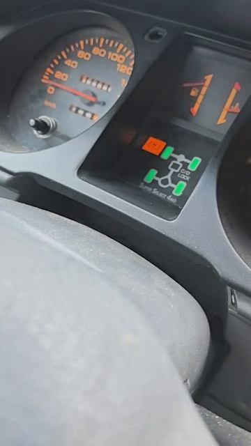 Старый Mitsubishi Pajero с полным приводом на все случаи жизни смотреть онлайн