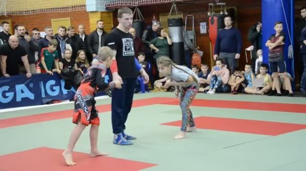 MMA - Девочка против мальчика