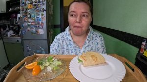 Рисоблин с форелью, огурец,сыр творожный и листья салата. Завтрак /Еда/вкусная еда/завтрак