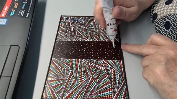 Точечная роспись обложки на паспорт. Простой, но красивый рисунок.