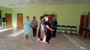 Репетиция "Плывет веночек", только начали изучать