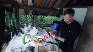 ЖИВУ ОДИН В ЛЕСНОЙ ИЗБЕ У РЕКИ . РЫБАЛКА С НОЧЕВКОЙ НА СПИННИНГ И ЖЕРЛИЦЫ . БАНЯ НА БЕРЕГУ РЕКИ .