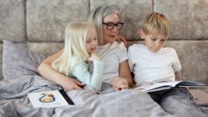 165=Бабушки и дедушки=. Сл. А. Зенцов, муз. и исп. В. Лашевский.