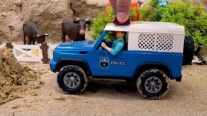 Полицейская машина ловит угонщика | Бибо играет с игрушками в песке | BIBO TOYS