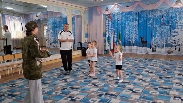 Прошла квэст играАртём поздравил Сашу с 23 Февраля Эмоции детей самые искренние