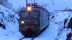 ВЛ10-440 с грузовым поездом и приветливой бригадой