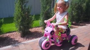 Настя и папа играют в магазин игрушек и отель