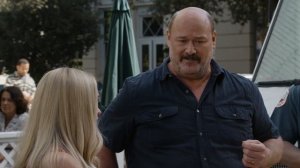 Первый брак Джорджи и Мэнди 2 сезон 7 серия «Автобусная скамейка и вера через край» (сериал, 2026)