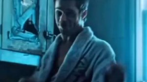 Эдит Тайлер Дерден Брэд Питт в красной куртке момент из фильма бойцовский клуб