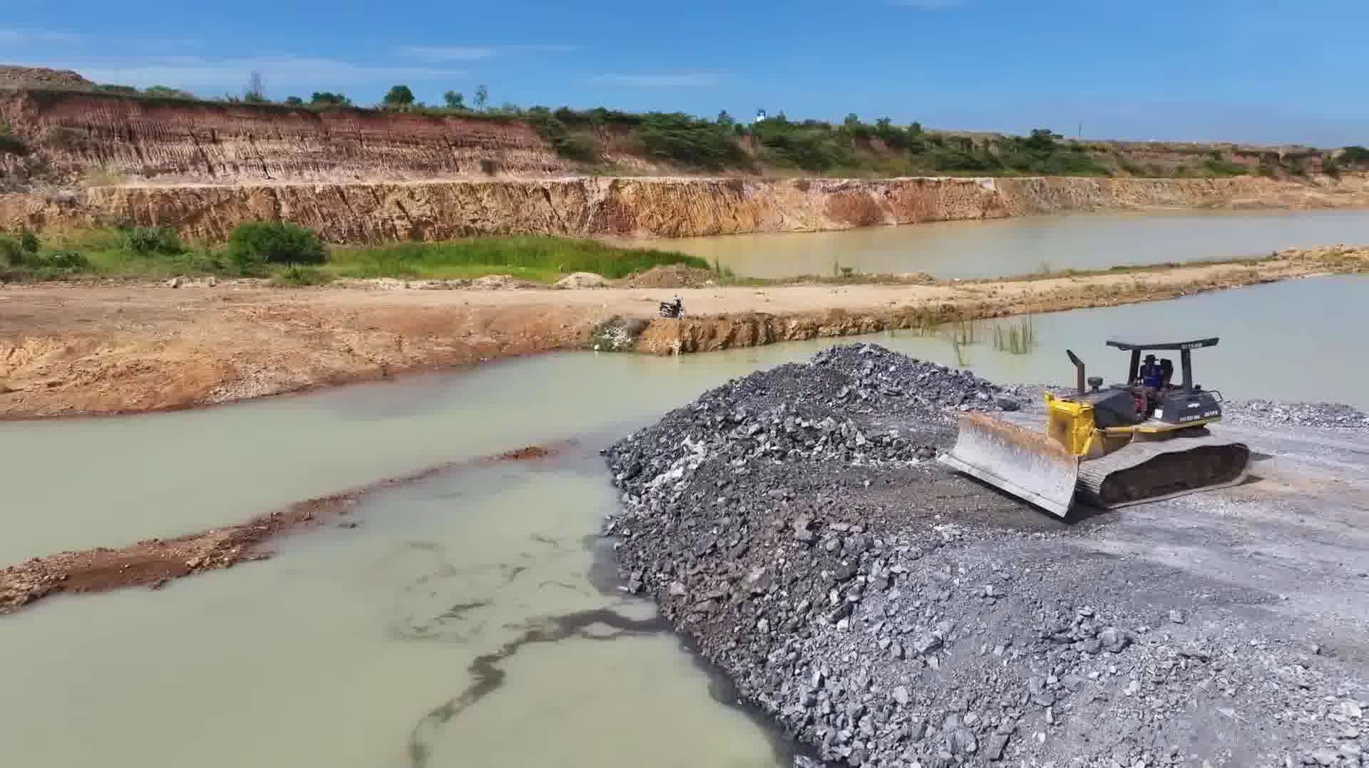 Дорога прямо по воде. Финал проекта. Как бульдозер Komatsu строит дороги на воде смотреть онлайн