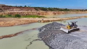 Дорога прямо по воде. Финал проекта. Как бульдозер Komatsu строит дороги на воде