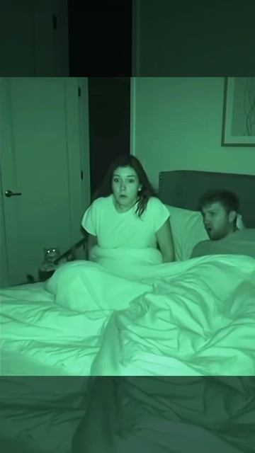 Кошка играет на банджо инструменте открывает дверь ночью будит девушку хозяев сгенерировано ии