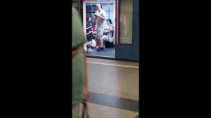 Ст. метро Ботанический сад, Москва - интерьер, пассажиры, прибытие-отправление поездов  Фрагмент 8