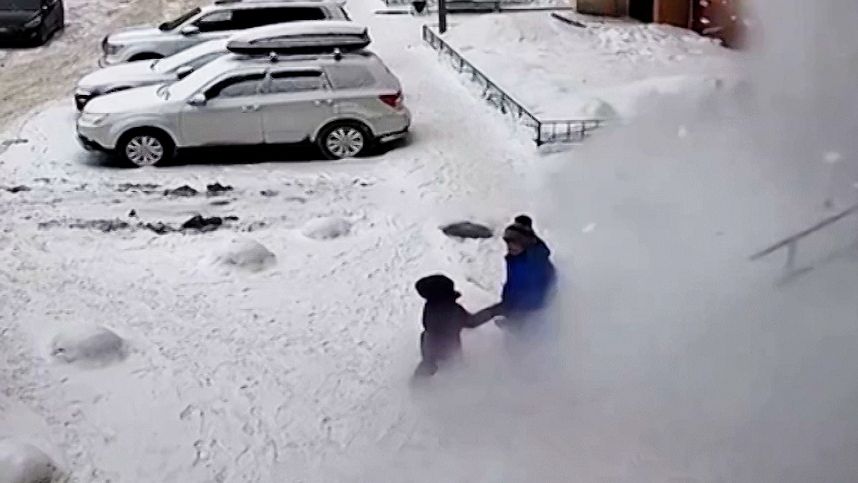 Секунды до трагедии: в Тюмени снег с крыши едва не убил бабушку и внука смотреть онлайн