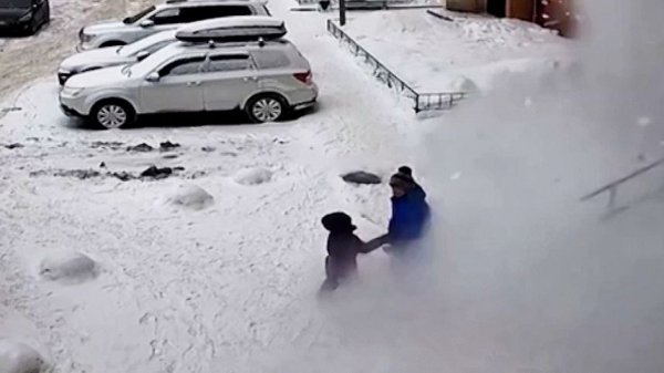 Секунды до трагедии: в Тюмени снег с крыши едва не убил бабушку и внука