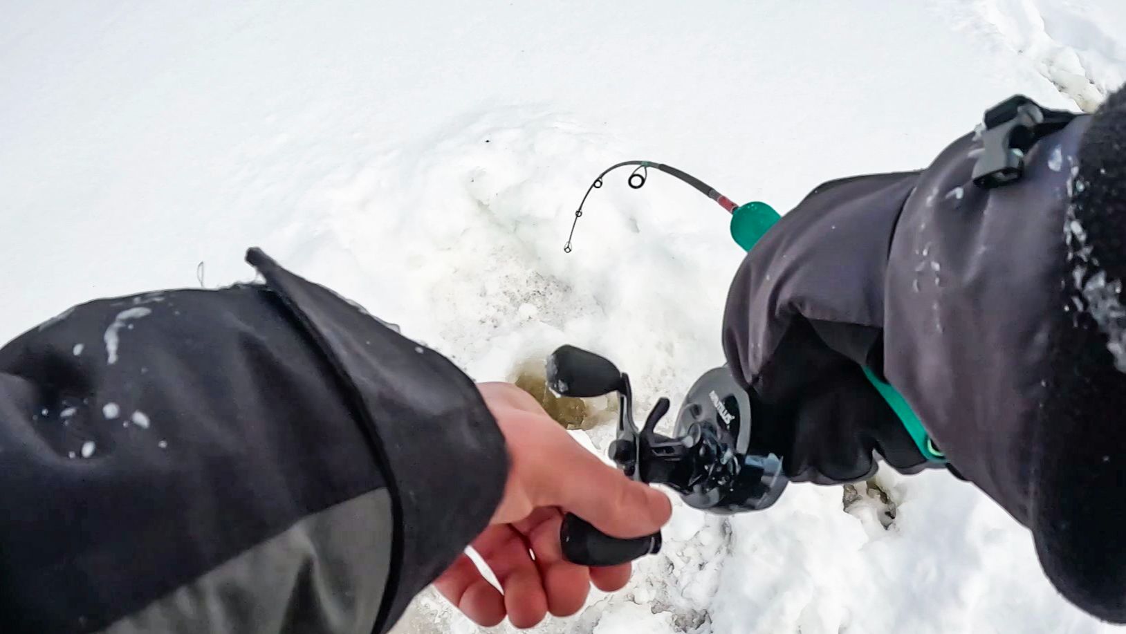 НЕЗРЯ РАЗБУРИЛ БЕРЕГОВОЙ КОРЯЖНИК! ТУТ СУДАКИ ЖРУТ раттлины. Рыбалка зимой в 2026 смотреть онлайн