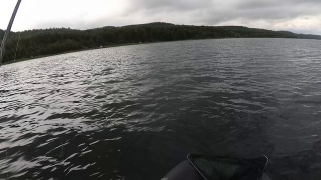 МОМЕНТ ПОКЛЕВКИ КРУПНОЙ ЩУКИ СНЯТЫЙ НА КАМЕРУ, ЧУТЬ НЕ ВЫВАЛИЛСЯ ИЗ ЛОДКИ ПРИ ПОКЛЕВКЕ.