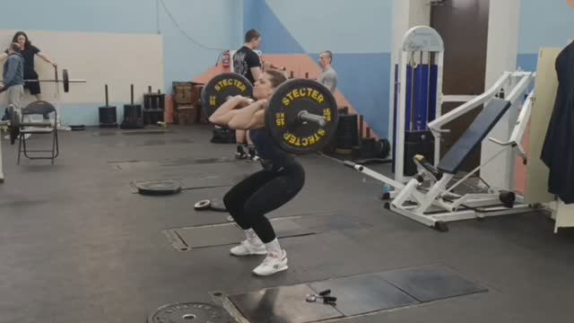 Подъем штанги на грудь - Елизавета смотреть онлайн